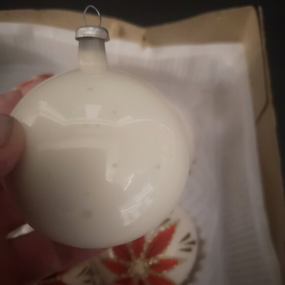 VTG Doubl-Glo by Noma Fine Quality Glass Christmas Tree Ornaments White w/ Red - Picture 7 of 7